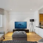 Heavenly Stays, Refined 2-Bd Hidden Gem Near Hyde Park