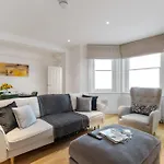 Heavenly Stays, Refined 2-Bd Hidden Gem Near Hyde Park