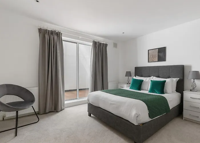 Heavenly Stays, Refined 2-Bd Hidden Gem Near Hyde Park