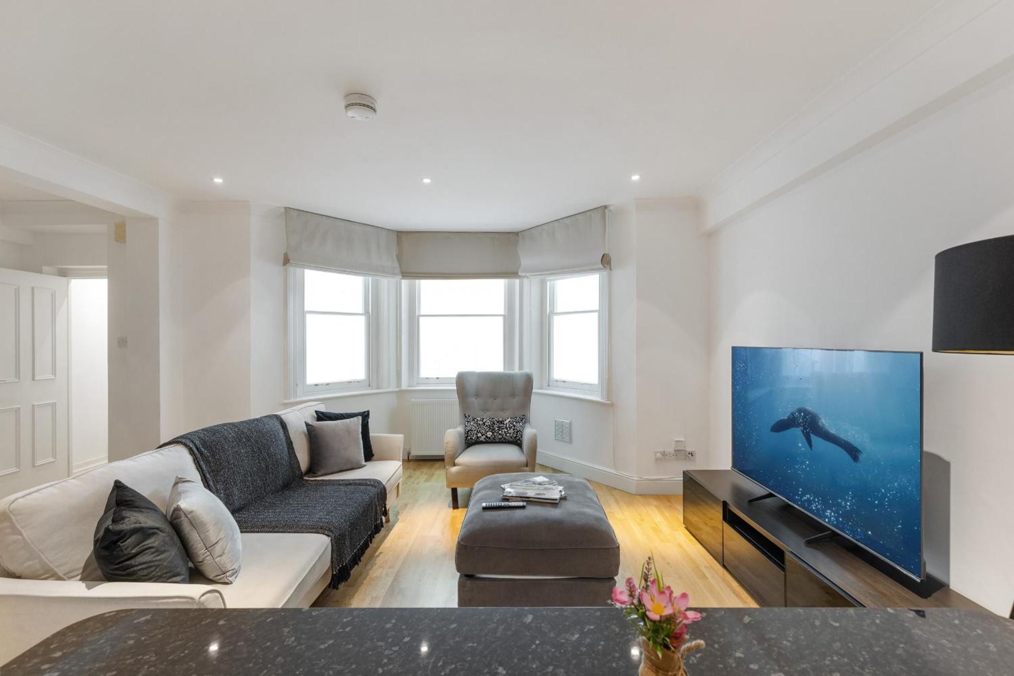 Heavenly Stays, Refined 2-bd Hidden Gem Near Hyde Park Apartment London