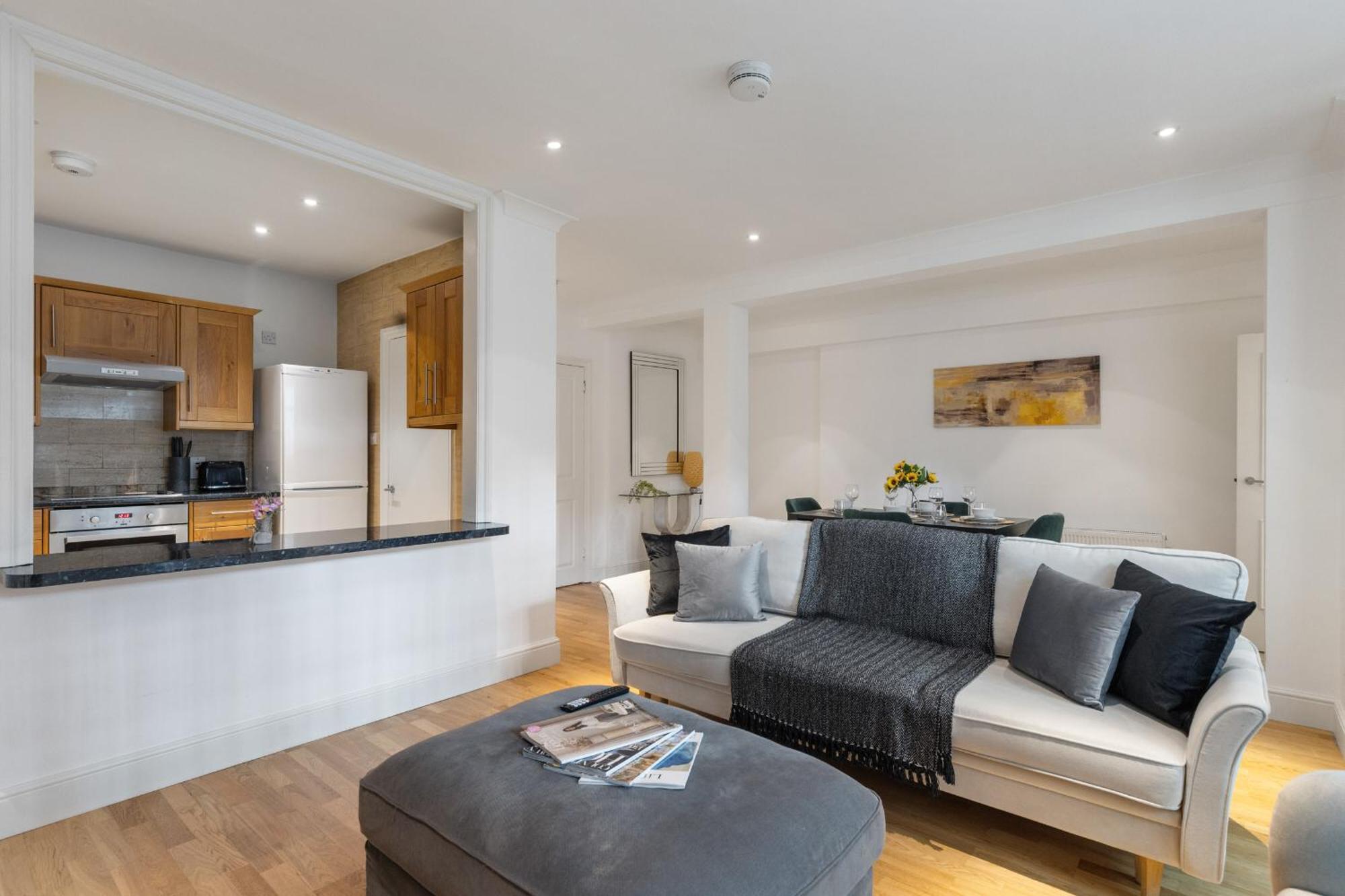 Apartment Heavenly Stays, Refined 2-bd Hidden Gem Near Hyde Park *