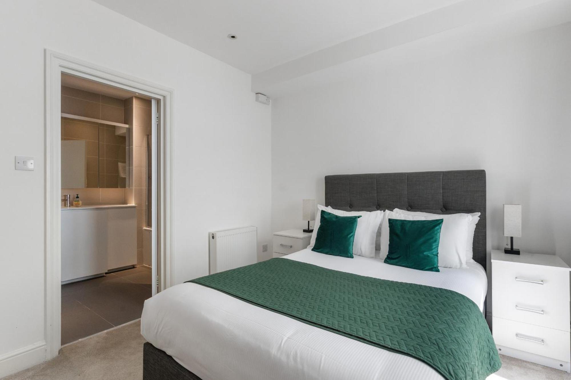 Apartment Heavenly Stays, Refined 2-bd Hidden Gem Near Hyde Park