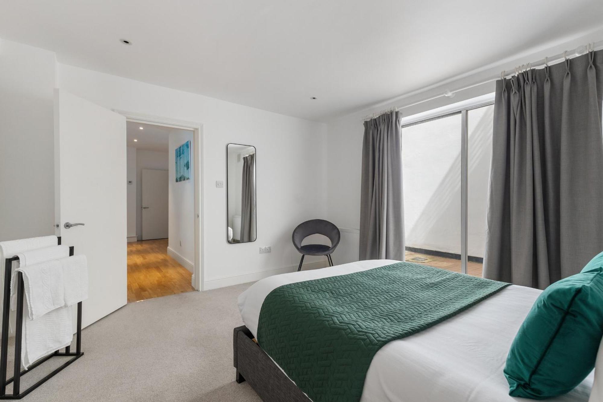 Apartment Heavenly Stays, Refined 2-bd Hidden Gem Near Hyde Park London