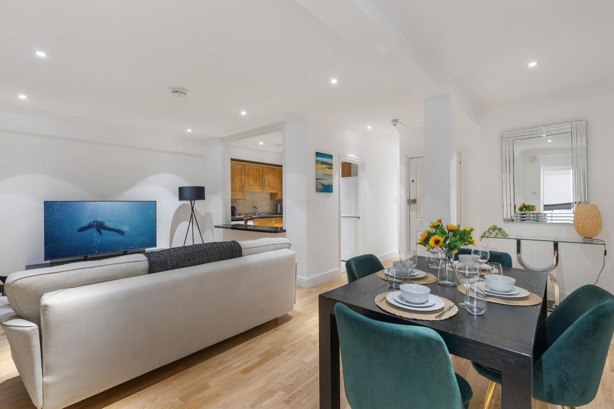 Apartment Heavenly Stays, Refined 2-bd Hidden Gem Near Hyde Park *